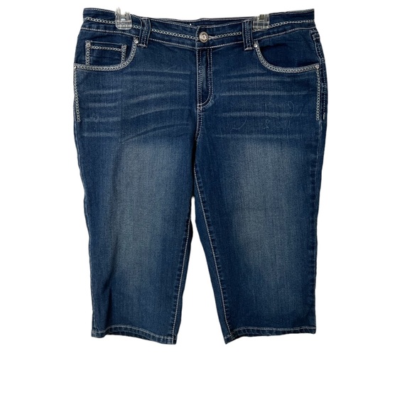 INC DENIM CURVY FIT LADYS FADED SHORTS. THE FRONTS HAVE FRONT HAS GEM ST… - Picture 3 of 5